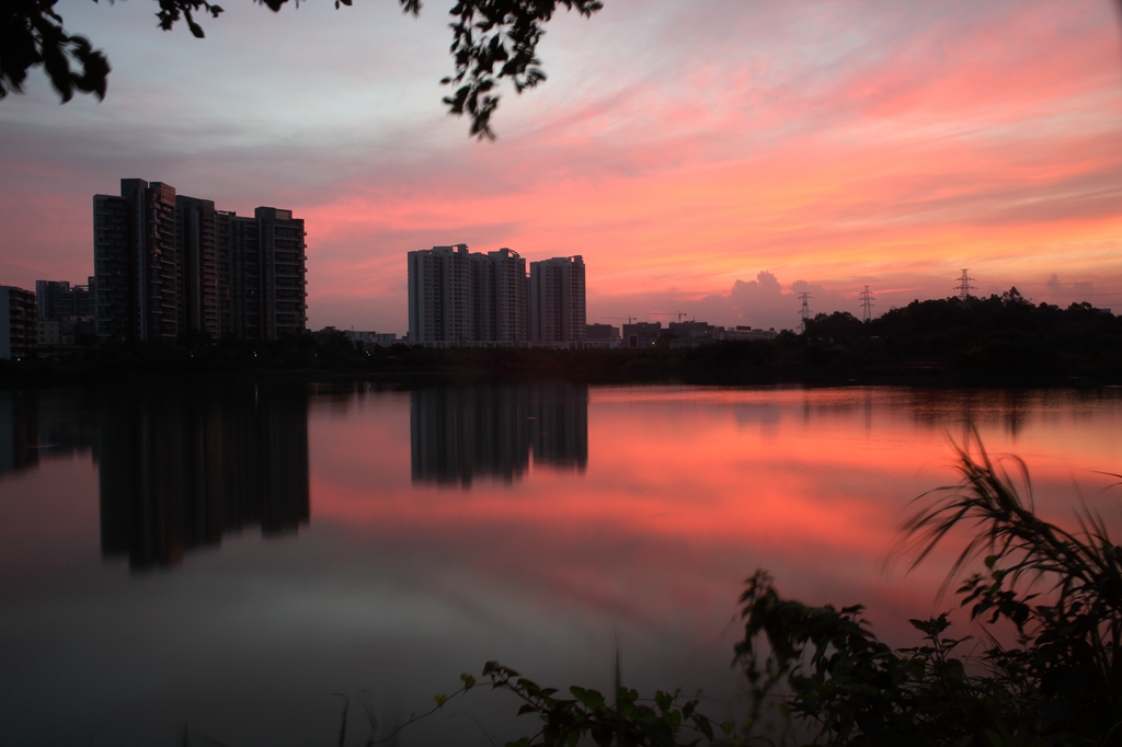 霞湖晨曦，自然之美的壮丽画卷