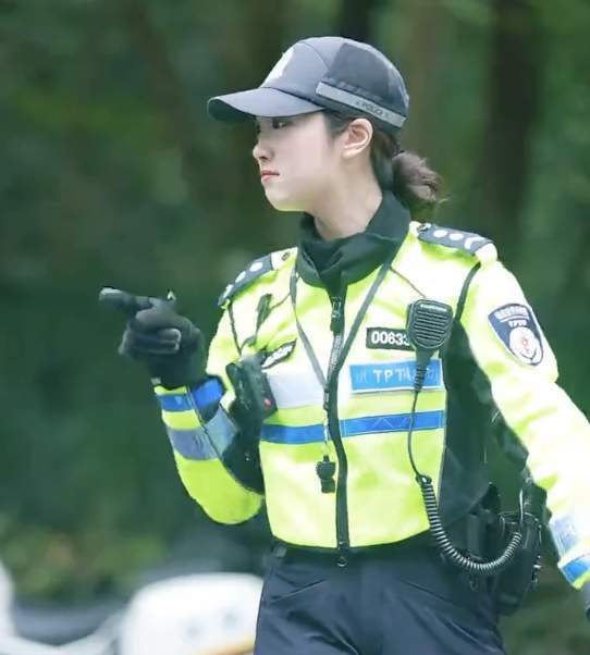 杭州美丽女骑警神似贾静雯，力量与美貌并重