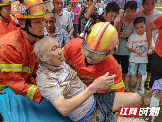 墙缝危机，生死瞬间的两个孩子