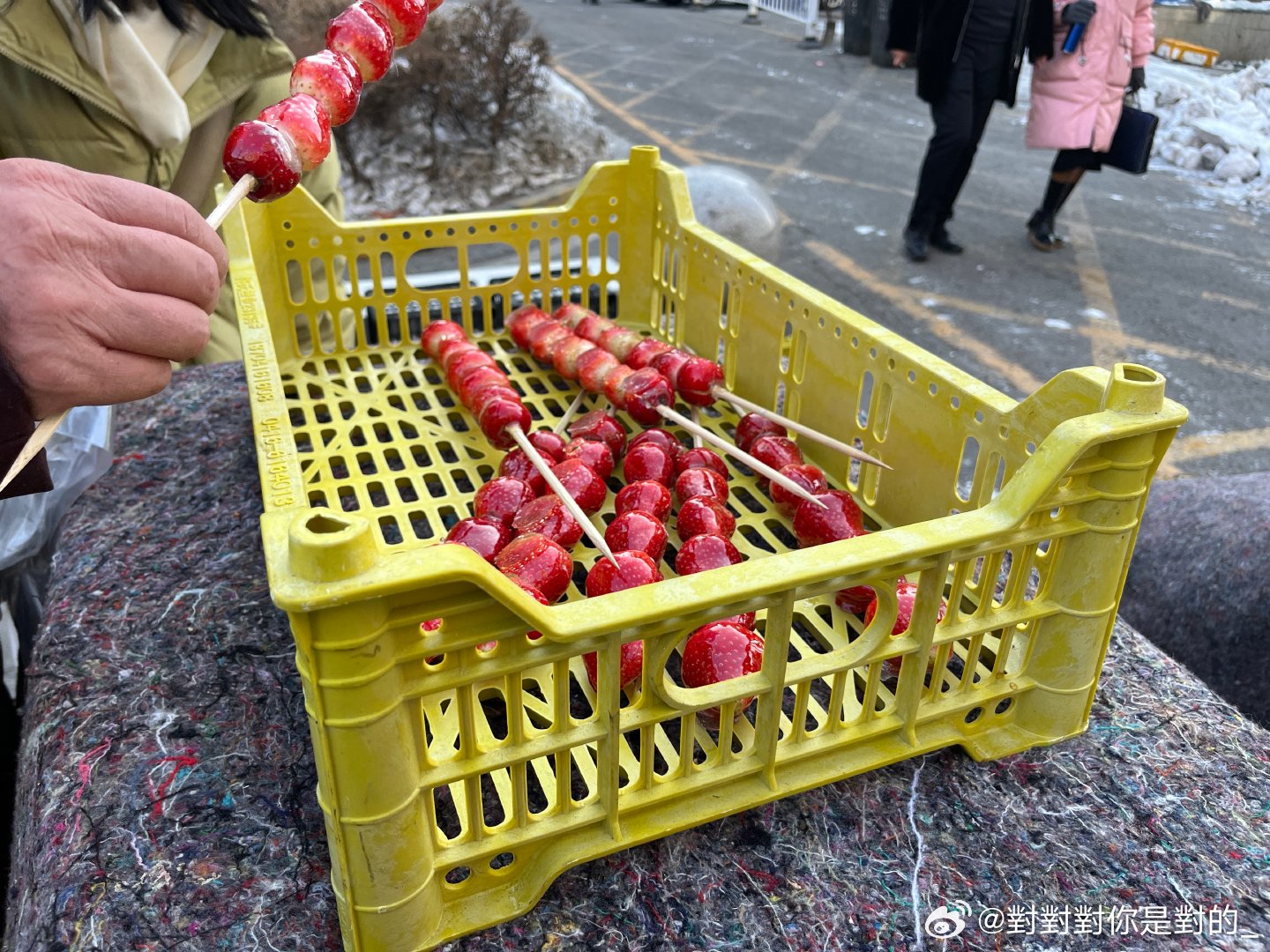 哈尔滨街头蔓越莓冰糖葫芦，甜蜜邂逅的独特魅力