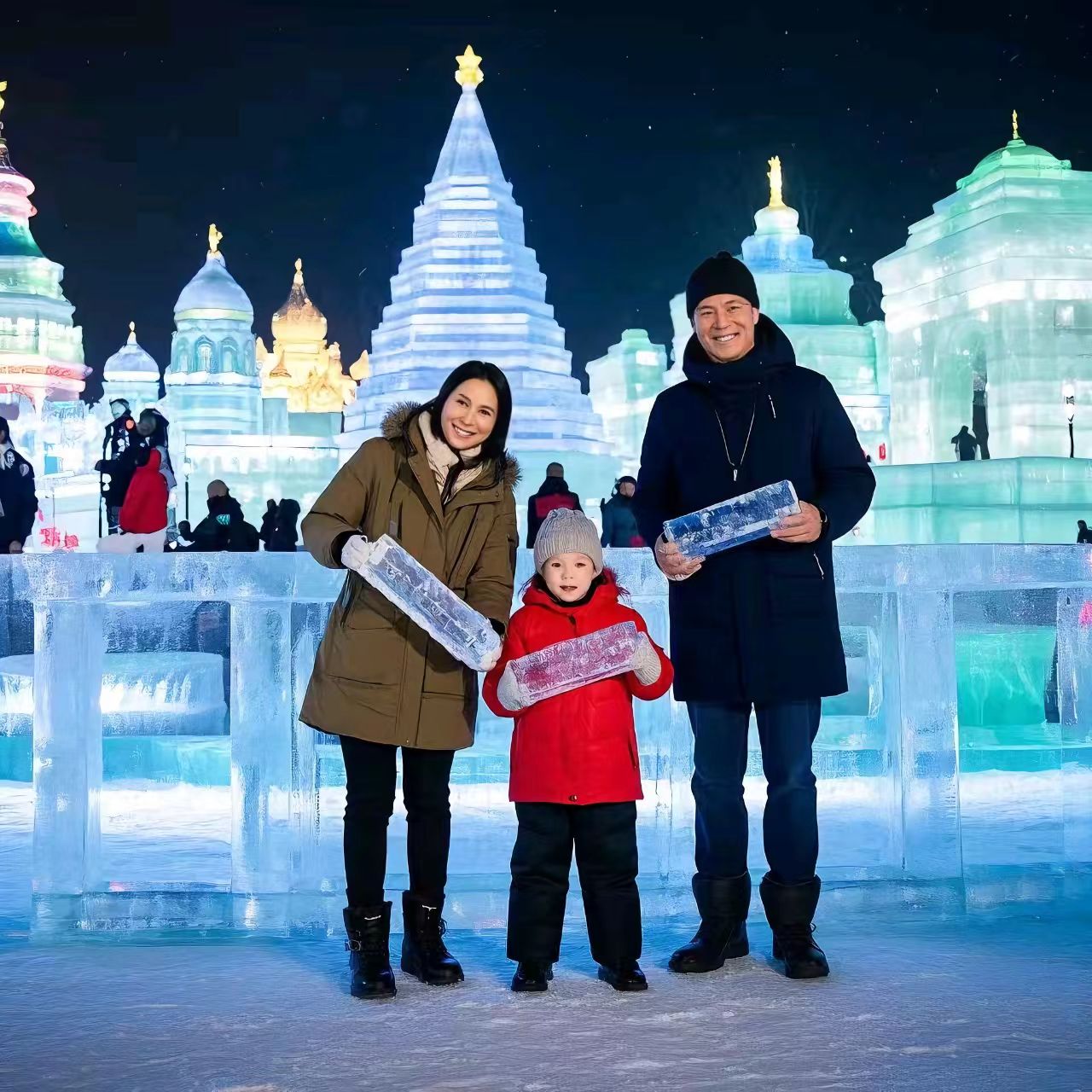 郭晶晶一家体验冰雪大世界的冬季奇妙之旅