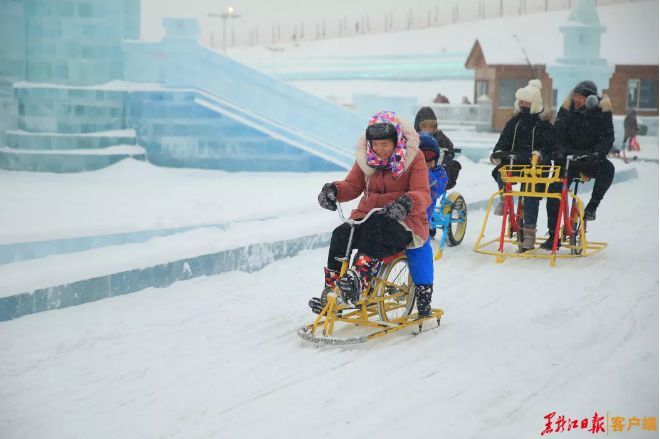 哈尔滨街头雪王方阵，冬日奇幻景象惊艳亮相