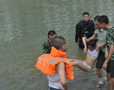 十六岁女孩溺亡悲剧引发深思，事发地无护栏监控责任何在