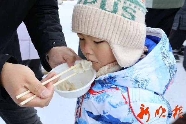 哈尔滨小孩投喂南方游客走红故事