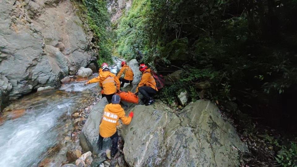 生命的顽强与医疗救援的紧迫，登山失联男子面临截肢风险