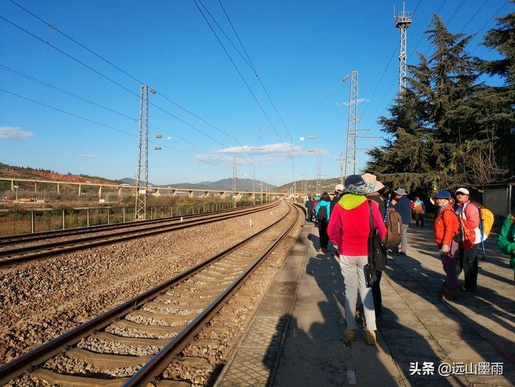 女生跨时长途硬座之旅，邻座的意外与反思