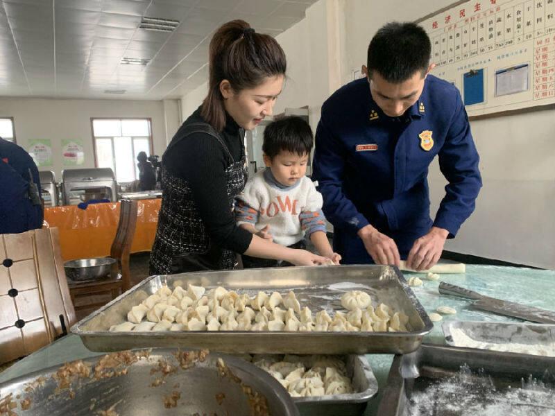 消防员逆境重生，从救人英雄到高中学业恢复之路的奋斗历程