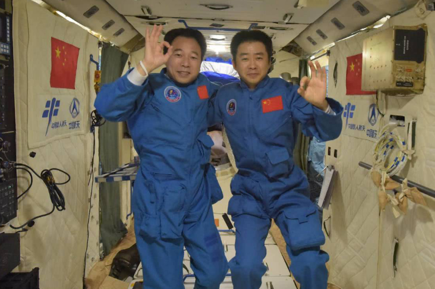 神十九航天员在中国空间站送上跨越星辰的温馨祝福