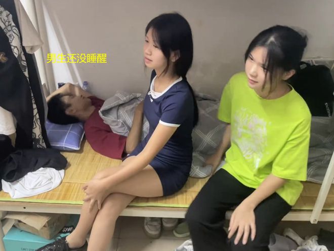 女生醒来发现相亲对象床边摆拍，意料之外的相亲现场